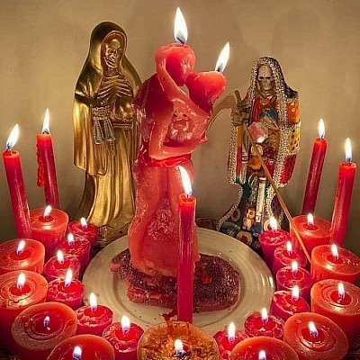 🔮 Rituel d’attraction en 72 heures pour faire revenir un ex (version douce)  Matériel nécessaire : 	•	Une bougie rose (amour) ou rouge (passion) 	•	Une photo ou le prénom de votre ex écrit sur un papier 	•	Une feuille blanche et un stylo 	•	Un endroit calme 	•	Un peu de cannelle (facultatif, pour l’intensité)  ⸻  🕯️ Étapes du rituel : 	1.	Préparation (jour 1 – de préférence un vendredi, jour de Vénus) : 	•	Trouvez un moment calme, sans être dérangé. 	•	Allumez la bougie. 	•	Placez la photo ou le nom de votre ex devant vous. 	•	Écrivez sur la feuille : “Je remercie l’univers pour le retour de [nom de l’ex] vers moi avec amour, sincérité et rapidité. Qu’il/elle ressente notre lien et revienne vers moi dans la paix et l’amour.” 	2.	Visualisation : 	•	Fermez les yeux et imaginez une scène où votre ex revient vers vous, heureux(se), aimant(e), sincère. 	•	Ressentez les émotions comme si c’était réel : la joie, le soulagement, l’amour. 	3.	Répétition (pendant 3 soirs consécutifs) : 	•	Refaites ce rituel chaque soir, à la même heure si possible. 	•	Laissez la bougie se consumer un peu chaque soir (ou éteignez-la proprement si vous devez la réutiliser). 	•	Conservez le papier avec l’intention sous votre oreiller pendant les 3 nuits. 	4.	Après le rituel : 	•	Ne pas harceler votre ex. Laissez l’énergie faire son travail. 	•	Restez ouvert(e) aux signes : un message, un rêve, un souvenir fort. 	•	Agissez avec dignité si la personne revient.  ⸻  ⚠️ À savoir : 	•	Les rituels ne remplacent pas la communication honnête ni le respect du libre arbitre de l’autre. 	•	Si la relation était toxique, il vaut mieux réfléchir avant de vouloir la raviver. 	•	La magie, même douce, doit être pratiquée avec des intentions pures et respectueuses.  Souhaitez-vous un rituel plus puissant (avec encens, bain spirituel, etc.) ou basé sur une tradition spécifique (vaudou, wicca, islamique, etc.) ?